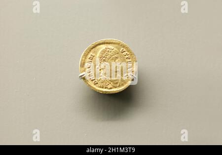 Merida, Espagne - 14 novembre 2020 : pièce de monnaie de l'empereur romain Arcadius. Musée national d'art romain de Mérida, Espagne Banque D'Images