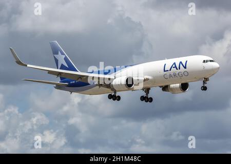 Miami, Floride - 7 avril 2019 : avion Boeing 767-300F de LAN Cargo à l'aéroport de Miami en Floride. Boeing est un fabricant américain d'avions headquarte Banque D'Images