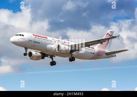 Londres, Royaume-Uni - 31 juillet 2018 : Tunisiair Airbus A320 à l'aéroport de Londres Heathrow au Royaume-Uni. Airbus est un avion européen Banque D'Images