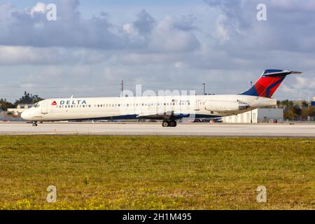 Miami, Floride - 6 avril 2019 : Delta Air Lines McDonnell Douglas MD-88 avion à l'aéroport de Miami en Floride. Banque D'Images