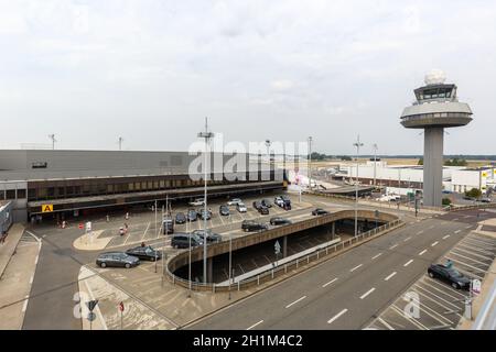 Hanovre, Allemagne - 9 août 2020 : terminal et tour de l'aéroport de Hanovre en Allemagne. Banque D'Images