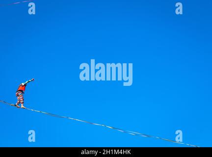 LANZO, ITALIE - VERS OCTOBRE 2020: Athlète de slackline pendant sa performance. Concentration, équilibre et aventure dans ce sport dynamique. Banque D'Images