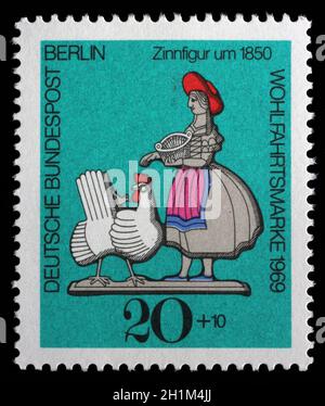 Timbre émis en Allemagne - Berlin montre dame Farmer (env. 1850), du Bien-Être : série de modèles en étain, vers 1971. Banque D'Images