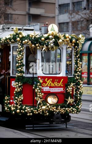 Un tramway de Noël spécialement décoré vous conduira dans les rues de Vienne pour la joie des enfants Banque D'Images