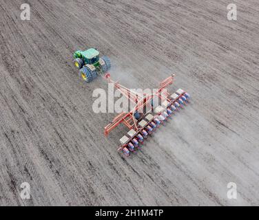 Les semis de maïs. Tracteur avec un semoir sur le terrain. À l'aide d'un semoir pour planter du maïs Banque D'Images