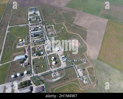 Le système de séparation, vue du dessus. Aerophotographing de séparation et de déshydratation de la station d'huile et de gaz. L'équipement pour la préparation et la compression de Banque D'Images