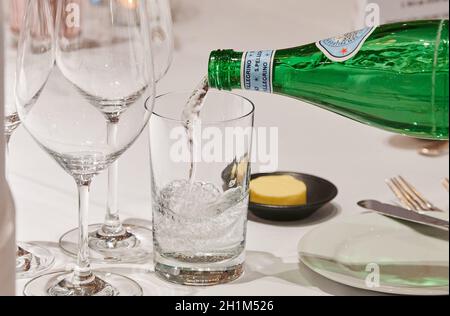 Berlin, Allemagne.18 octobre 2021.Une serveuse verse de l'eau à l'International 'l'Art de vivre Competition' pour le personnel de service dans les restaurants et les hôtels.Credit: Annette Riedl/dpa/Alay Live News Banque D'Images