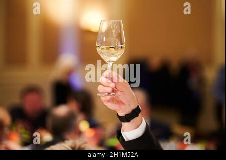 Berlin, Allemagne.18 octobre 2021.Un client lève son verre à l'International 'l'Art de vivre Competition' pour le personnel de service dans les restaurants et les hôtels.Credit: Annette Riedl/dpa/Alay Live News Banque D'Images