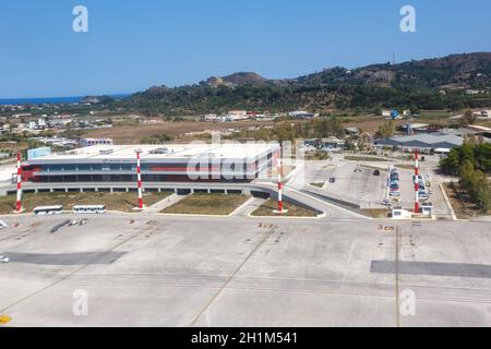 Zakynthos, Grèce - 21 septembre 2020 : photo aérienne du bâtiment du terminal de l'aéroport de Zakynthos en Grèce. Banque D'Images