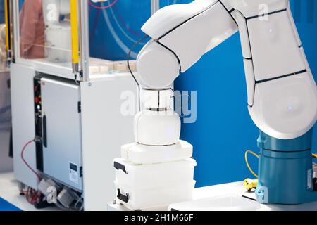 Bras robotisé de saisie et de placement industriel Banque D'Images