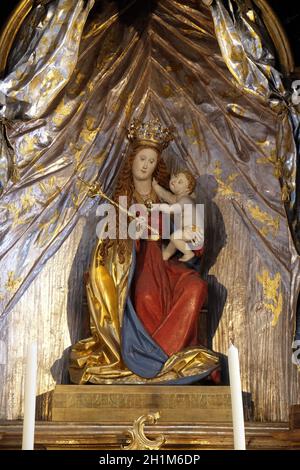 Vierge à l'enfant Jésus, dans l'autel de l'église collégiale de Neumunster à Würzburg, Allemagne Banque D'Images