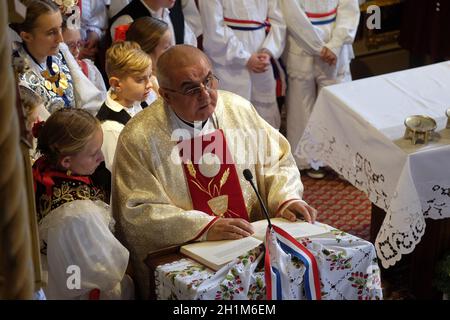 Le prêtre prêche à la messe le jour de Thanksgiving à Stitar, Croatie Banque D'Images