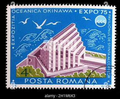 Timbres par la Roumanie, montre des enfants dans le domaine des sciences pavillon, circa 1975 Banque D'Images