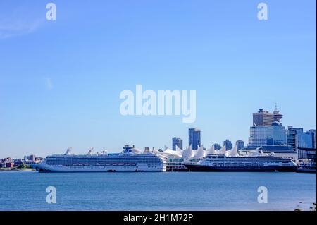 VANCOUVER, C.-B., CANADA - LE 08 MAI 2019 : navires de croisière amarrés au terminal principal de la ville, près du centre-ville. Banque D'Images