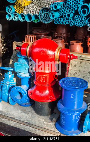 Bangkok, Thaïlande - 7 décembre 2019 : nouveaux robinets, raccords, dispositifs d'arrêt et tuyaux pour les systèmes d'alimentation en eau dans un magasin de Bangkok, Thaïlande. Banque D'Images