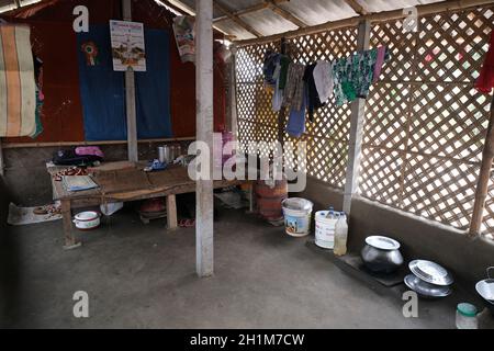 Cuisine d'une maison tribale dans le village de Kumrokhali, Bengale-Ouest, Inde Banque D'Images