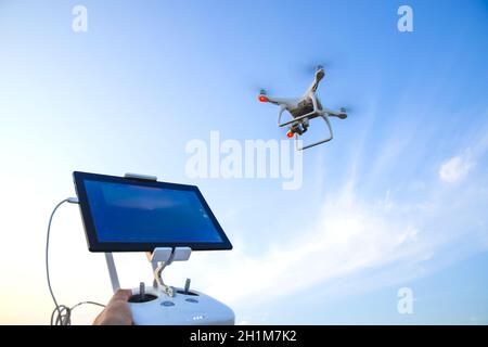 La Russie, Poltavskaya village - 28 août 2016 : Quadrocopters 4 fantôme et d'une télécommande pour elle. Quadrocopters contre le ciel bleu. Umravlenie quad Banque D'Images
