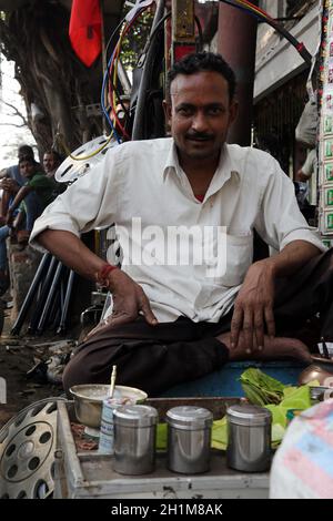 Rues de Kolkata.Faire Paan à Kolkata.Noix d'arec et épices enveloppées dans une feuille de bétel qui est mâchée puis craché. Banque D'Images