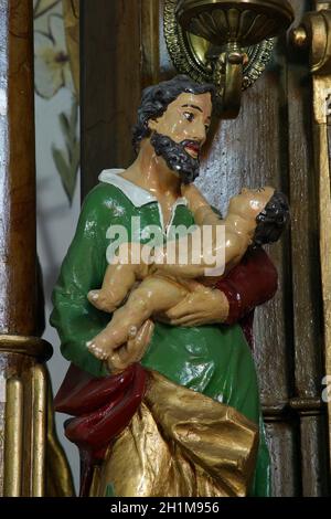 Saint Joseph tenant l'enfant Jésus, statue sur l'autel principal dans l'Église de Tous les Saints dans l'Bedenica, Croatie Banque D'Images