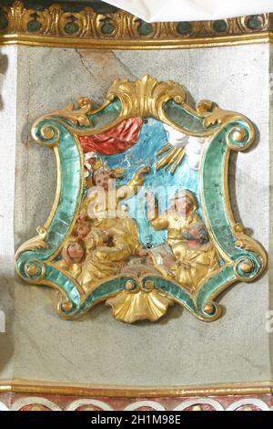 Détail de l'enfance de Jésus à une chaire dans l'église des trois Rois à Komin, Croatie Banque D'Images