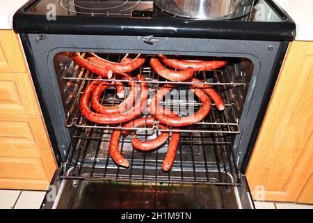 Des grilles de saucisses de jambon séchant dans un four. Banque D'Images