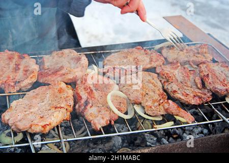 Des morceaux de viande avec des oignons sont cuits au barbecue. Morceaux d'oignon et de steak cuits au feu. Grillades au feu. Processus de cuisson de la viande. Cuisson Banque D'Images