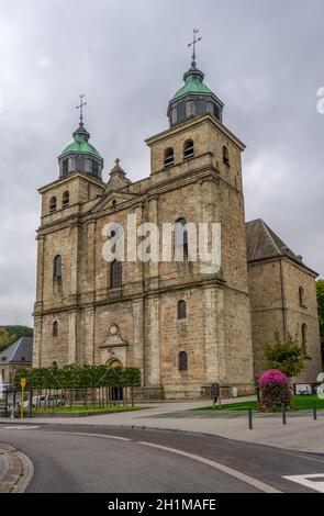 Devant la cathédrale de Saint Pierre et de Saint Quirin, Cathédrale de Malmedy, Belgique. Une ancienne église abbatiale bénédictine est encadrée par deux hautes tours Banque D'Images