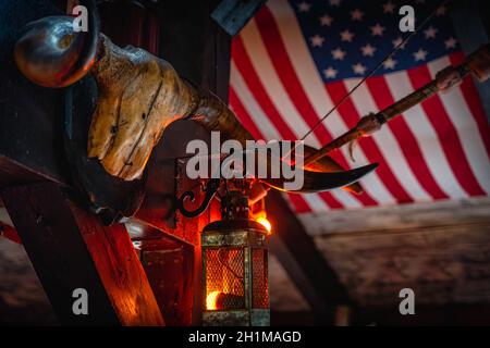 Crâne de buffle vieilli grundy, lampes rétro et arc sur le drapeau américain flou en arrière-plan. Halloween concept, fond ou texture dans le style occidental Banque D'Images