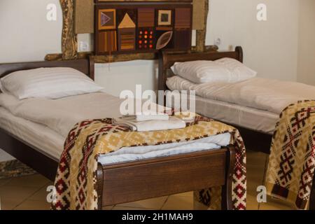 Intérieur exquis dans un endroit confortable.Lit en bois d'une chambre d'hôtel moderne. Banque D'Images