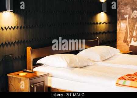 Intérieur exquis dans un endroit confortable.Lit en bois d'une chambre d'hôtel moderne. Banque D'Images