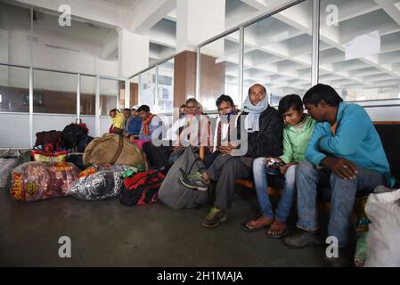 Srinagar, Inde.18 octobre 2021.SRINAGAR, INDE - OCTOBRE 18 : des travailleurs migrants attendent à l'intérieur d'une gare, se préparant à quitter le Cachemire après les récentes attaques de militants, le 18 octobre 2021, Srinagar, Inde.(Photo par Waseem Andrabi/Hindustan Times/Sipa USA) crédit: SIPA USA/Alay Live News Banque D'Images