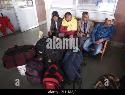 Srinagar, Inde.18 octobre 2021.SRINAGAR, INDE - OCTOBRE 18 : des travailleurs migrants attendent à l'intérieur d'une gare, se préparant à quitter le Cachemire après les récentes attaques de militants, le 18 octobre 2021, Srinagar, Inde.(Photo par Waseem Andrabi/Hindustan Times/Sipa USA) crédit: SIPA USA/Alay Live News Banque D'Images