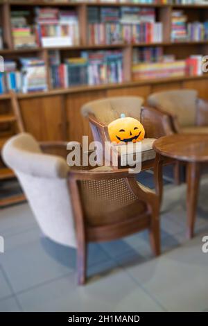 Articles rétro vintage décorés sur un mur en bois, photo de stock Banque D'Images