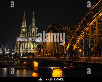 Vue depuis Cologne Deutz à la cathédrale et Hohenzollernbridge de l'autre côté du Rhin Banque D'Images