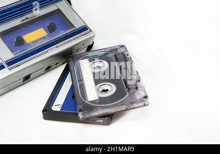 Ancien lecteur de cassettes audio stéréo portable. Technologie obsolète. années 80. Écouter de la musique. Banque D'Images