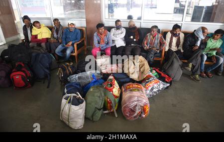 Srinagar, Inde.18 octobre 2021.SRINAGAR, INDE - OCTOBRE 18 : des travailleurs migrants attendent à l'intérieur d'une gare, se préparant à quitter le Cachemire après les récentes attaques de militants, le 18 octobre 2021, Srinagar, Inde.(Photo par Waseem Andrabi/Hindustan Times/Sipa USA) crédit: SIPA USA/Alay Live News Banque D'Images