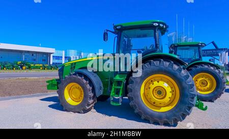 Kiev, Ukraine - 16 juin 2020 : le puissant tracteur John Deer à Kiev, Ukraine, le 16 juin 2020 Banque D'Images