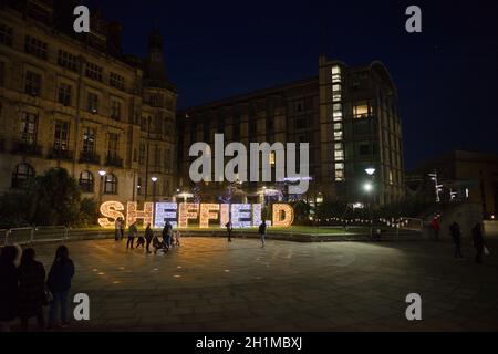 Sheffield, Royaume-Uni, 27 novembre 2020 : image grand angle des jardins de la paix du centre-ville de sheffield avec des gens qui profitent des lumières de noël Banque D'Images