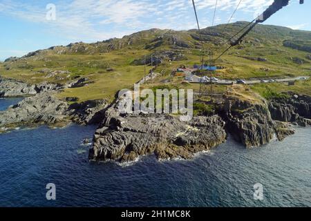 Initialement ouvert en 1969, le téléphérique de Dursey Island demeure, à ce jour, le moyen de transport le plus utilisé à travers les eaux turbulentes de la Durse Banque D'Images