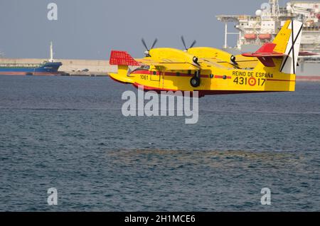 Un avion de lutte contre le feu collectant de l'eau de mer pour éteindre un feu de forêt. Las Palmas de Gran Canaria. Grande Canarie. Îles Canaries. Espagne. Banque D'Images
