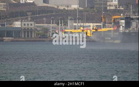 Un avion de lutte contre le feu collectant de l'eau de mer pour éteindre un feu de forêt. Las Palmas de Gran Canaria. Grande Canarie. Îles Canaries. Espagne. Banque D'Images