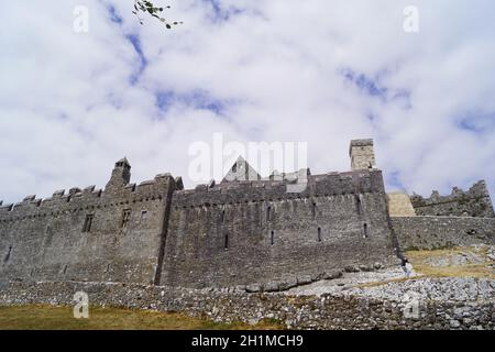 Le Rocher de Cashel, situé dans la ville de Cashel, à environ 20 km au nord de Cahir dans le comté de Tipperary en Irlande, est un monument unique de l'histoire irlandaise. T Banque D'Images