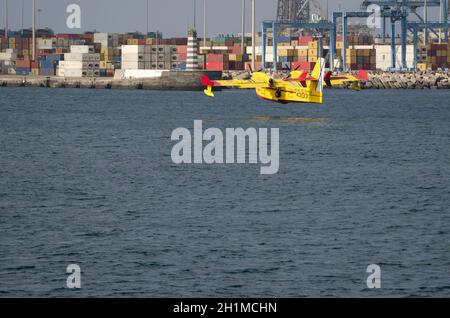 Un avion de lutte contre le feu collectant de l'eau de mer pour éteindre un feu de forêt. Las Palmas de Gran Canaria. Grande Canarie. Îles Canaries. Espagne. Banque D'Images