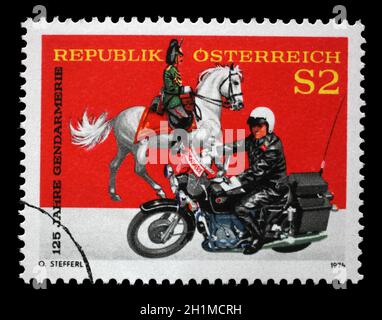 Timbres par l'Autriche, montre des gendarmes, vers 1974 Banque D'Images