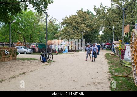 Kiev-sur-Kuban, Russie - le 14 septembre 2018 : Journée de la ville de Kiev-sur-Kuban, fêtes folkloriques dans le parc de la ville. Représentation de l'ensemble rural Banque D'Images
