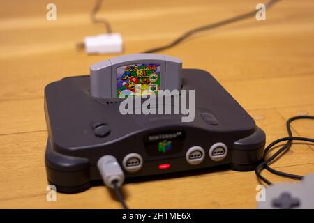 Super Mario Bros 64 dans une Nintendo 64, un jeu vidéo rétro populaire et console Banque D'Images