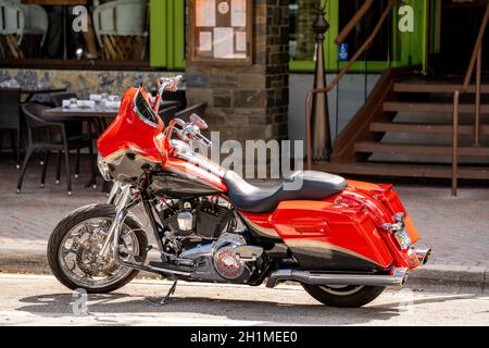 Delray Beach, Floride, États-Unis - 17 octobre 2021 : photo d'une moto Harley Davidson orange et noire garée sur la rue Teh Banque D'Images