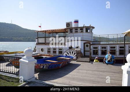 Lac Abrau Durso, territoire de Krasnodar, Russie - 23 août 2018 : restaurant de ferry sur la jetée du lac Abrau Durso. Banque D'Images