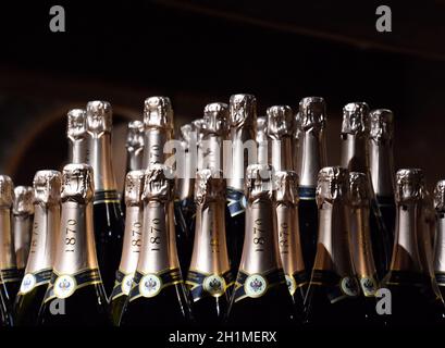 Abrau-Durso, Russie - le 22 août 2018 : bouteilles de champagne sur le comptoir. Étagères avec vin et champagne dans la cave du magasin. Comptoir à la winery Banque D'Images
