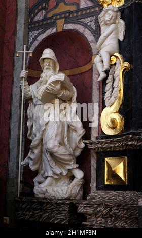 Saint Antoine le Grand aussi connu sous le nom d'Anthony du désert sur l'autel dans l'église franciscaine de l'Annonciation à Ljubljana, Slovénie Banque D'Images